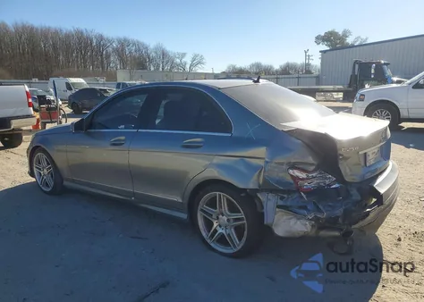 2013 Mercedes-Benz C 250 z USA, uszkodzony, nr VIN WDDGF4HB6DA833740